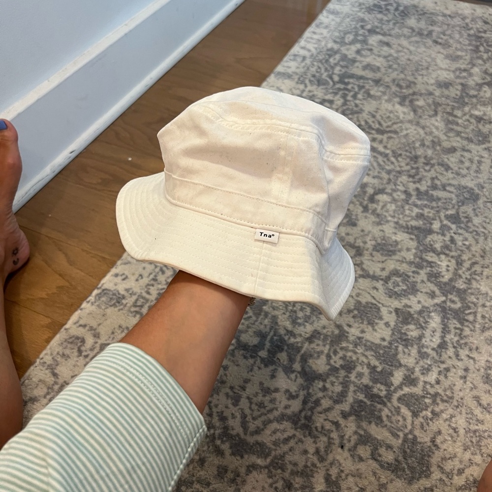 Aritzia TNA bucket hat